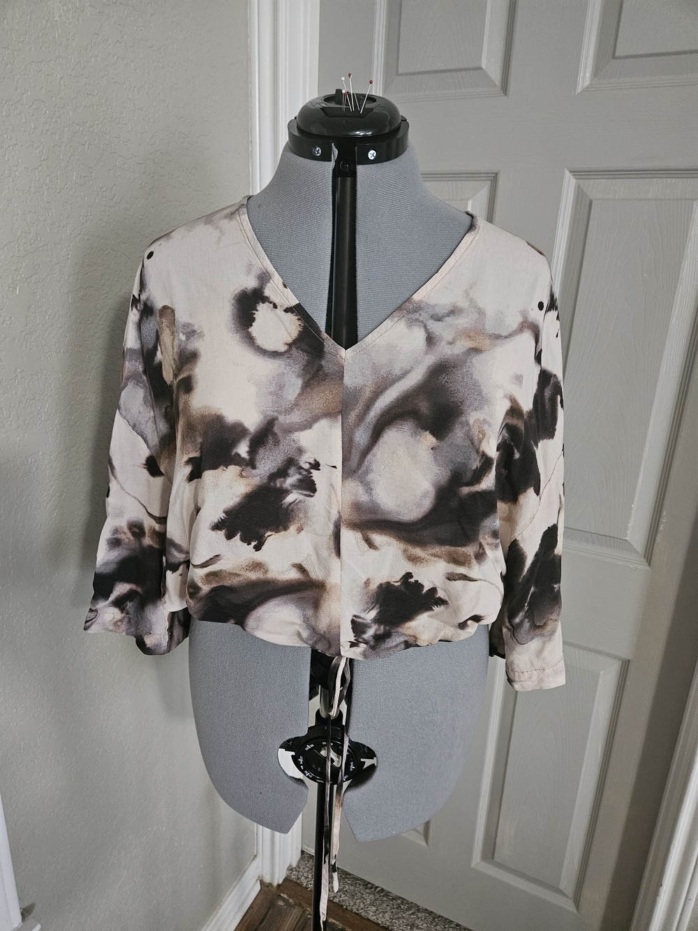 Tie-Front V‑Neck Blouse in Neutral Marble Print